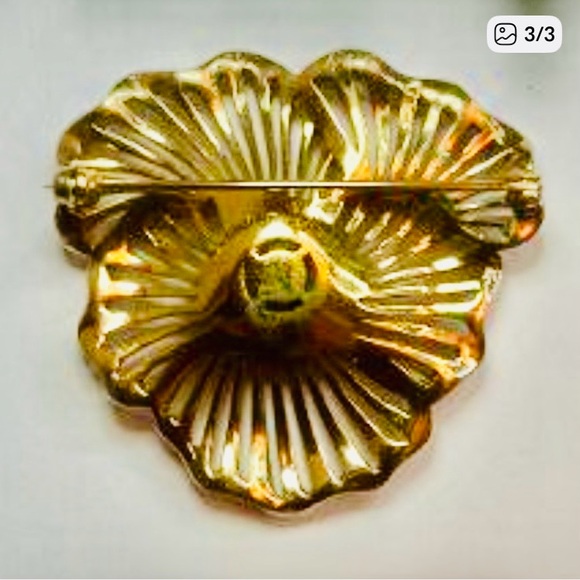 Boucher Gold Tone Pansy Brooch With Pearl Center - Picture 3 of 3